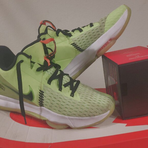 Size 12 - Nike LeBron Witness 5 Grinch Perfect For Any Collection - Picture 10 of 11